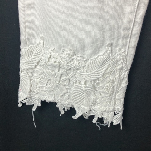 Simply Vera Vera Wang white denim capris with appliqué detailing on the bottom - Picture 4 of 13